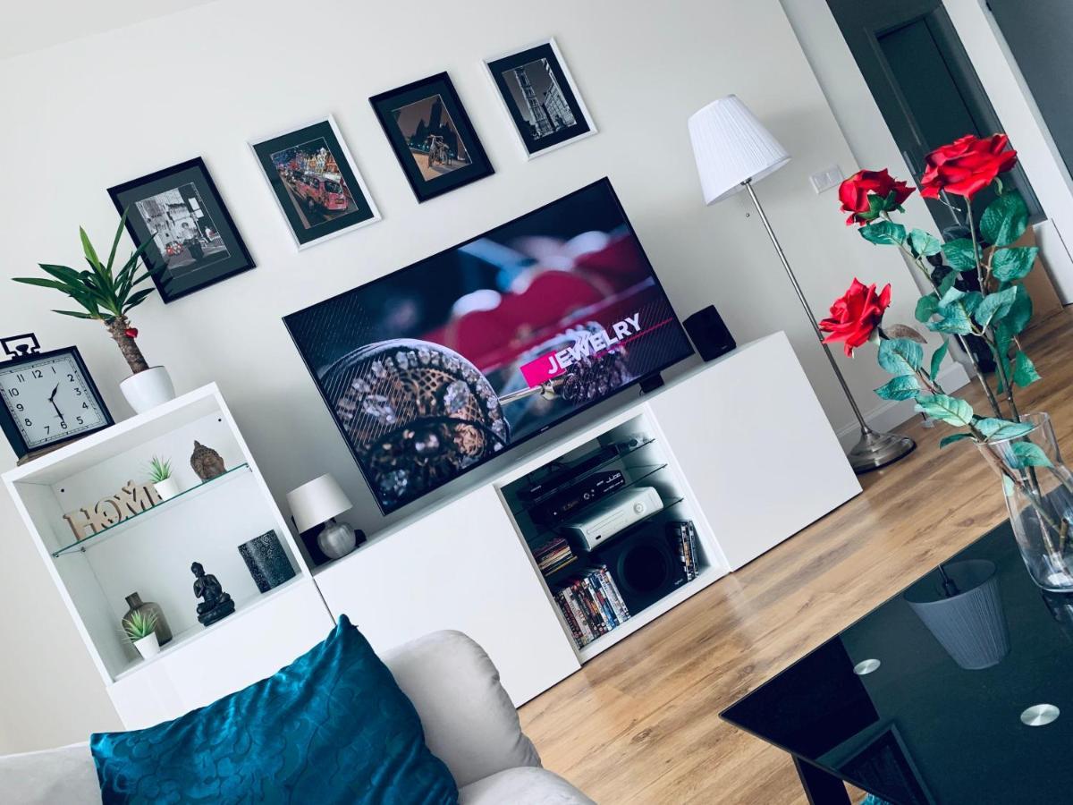 E1 Luxury Oldtown Apt - 2X Parking, Foodstore, Pcscreen, Netflix, Unlimited Music, Crib, Babychair, Fastwifi, Aircon Kosice Ngoại thất bức ảnh
