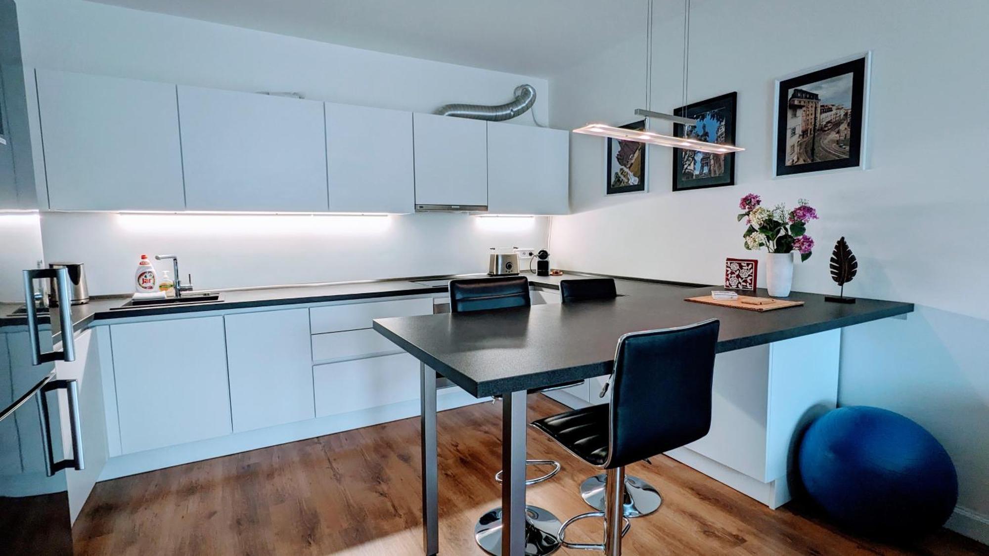 E1 Luxury Oldtown Apt - 2X Parking, Foodstore, Pcscreen, Netflix, Unlimited Music, Crib, Babychair, Fastwifi, Aircon Kosice Ngoại thất bức ảnh