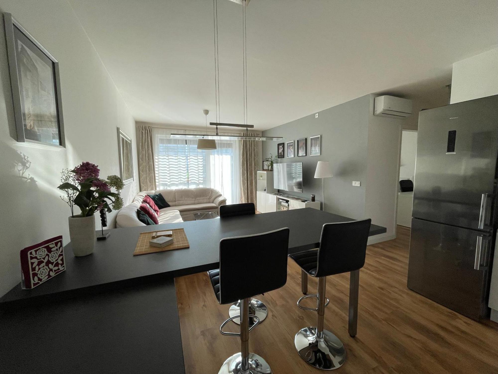 E1 Luxury Oldtown Apt - 2X Parking, Foodstore, Pcscreen, Netflix, Unlimited Music, Crib, Babychair, Fastwifi, Aircon Kosice Ngoại thất bức ảnh