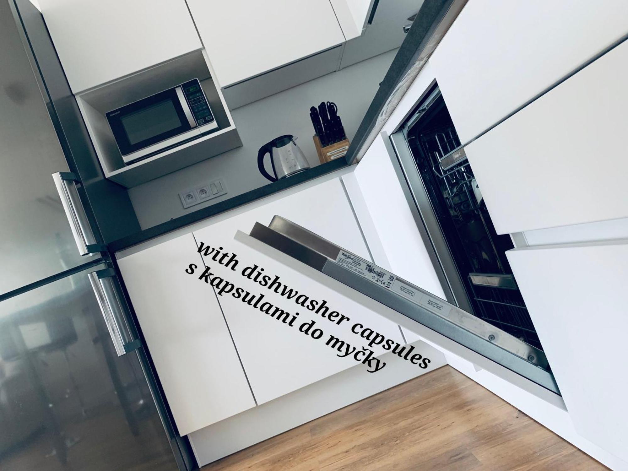 E1 Luxury Oldtown Apt - 2X Parking, Foodstore, Pcscreen, Netflix, Unlimited Music, Crib, Babychair, Fastwifi, Aircon Kosice Ngoại thất bức ảnh