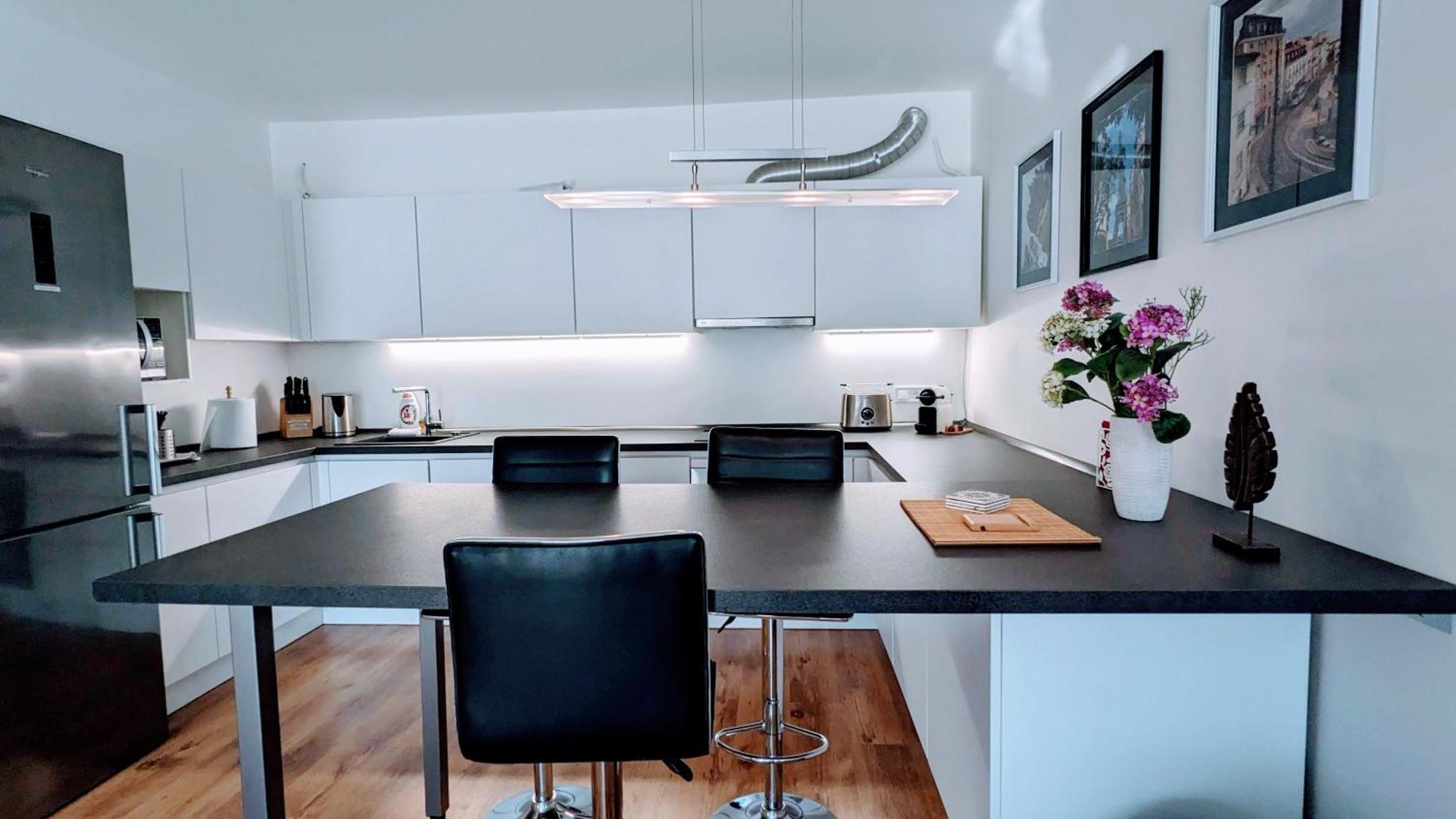 E1 Luxury Oldtown Apt - 2X Parking, Foodstore, Pcscreen, Netflix, Unlimited Music, Crib, Babychair, Fastwifi, Aircon Kosice Ngoại thất bức ảnh